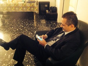 Il Presidente Marcello Pittella mentre posta un messaggio su Facebook