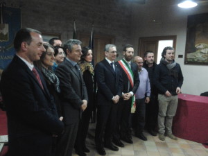 Foto di gruppo: il Consiglio comunale di Balvano con i dirigenti Ferrero, Scarsese e Nappo