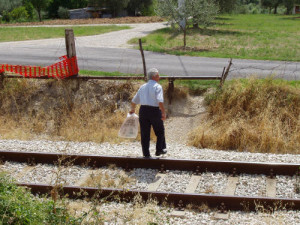 attraversamento precario della ferrovia da sistemare a San Nicolo a Tordino nei pressi di Di Sante Mobili