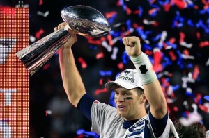 Tom Brady dei Patriots alza il "Vince Lombardi Trophy"